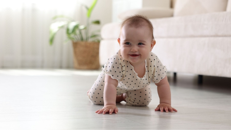 Bò lùi vẫn giúp trẻ phát triển cơ bắp và khả năng vận động toàn diện
