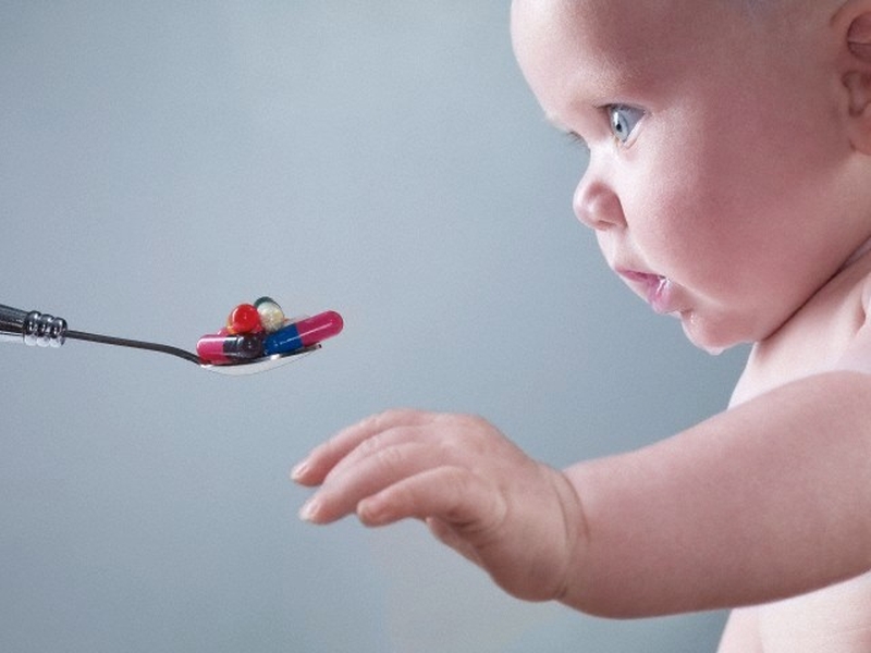 Vì sao bé uống kháng sinh nhiều bị nóng và đi ngoài 1