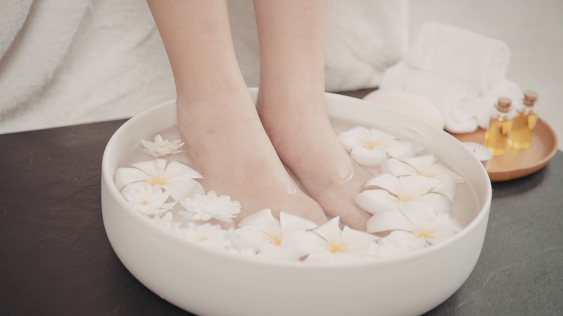 Ngâm chân hỗ trợ giảm vi khuẩn và điều hòa độ ẩm da