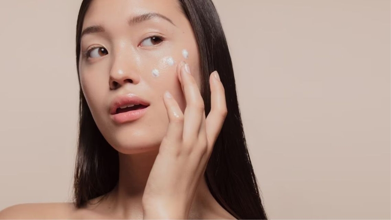 Làn da mướt mịn, đủ ẩm sẽ hạn chế tối đa tình trạng bị mốc khi bôi kem chống nắng