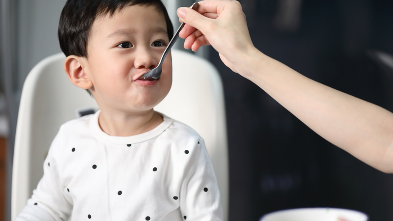 Trẻ em được ăn cháo tươi giàu dinh dưỡng, với khẩu phần được kiểm soát độ ẩm và pH để đảm bảo an toàn cho hệ tiêu hóa