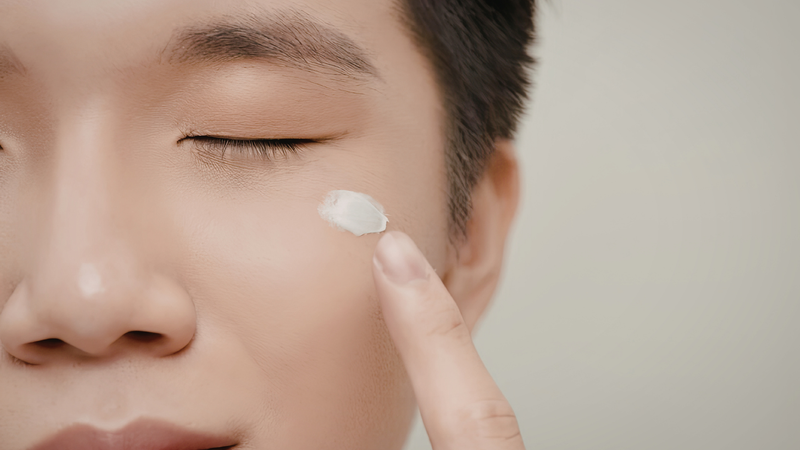 Tại sao chỉ bôi kem dưỡng mắt là chưa đủ để xóa quầng thâm, bọng mắt?