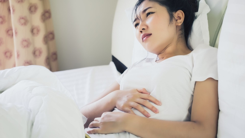 Tại sao đến tháng lại không đau bụng?