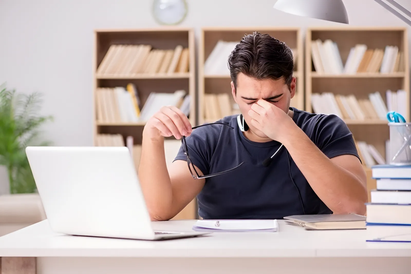 Tại sao đeo kính cận mắt bị nhỏ? Có cách nào khắc phục không? 1