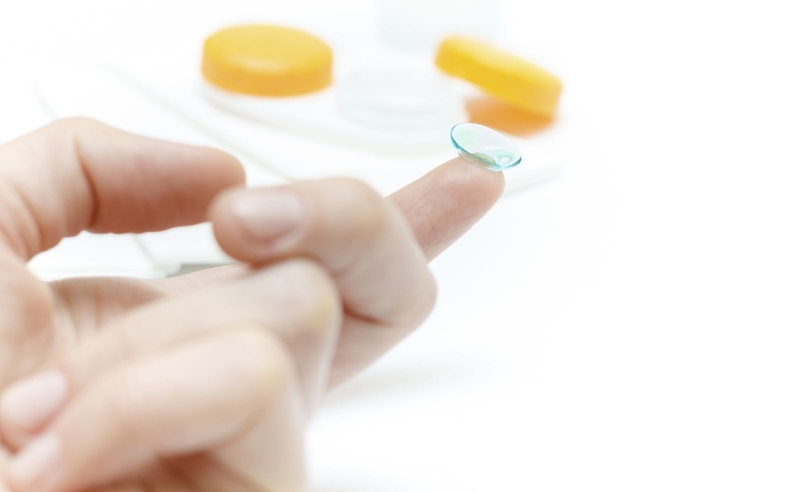 Tại sao đeo lens bị đỏ mắt?1