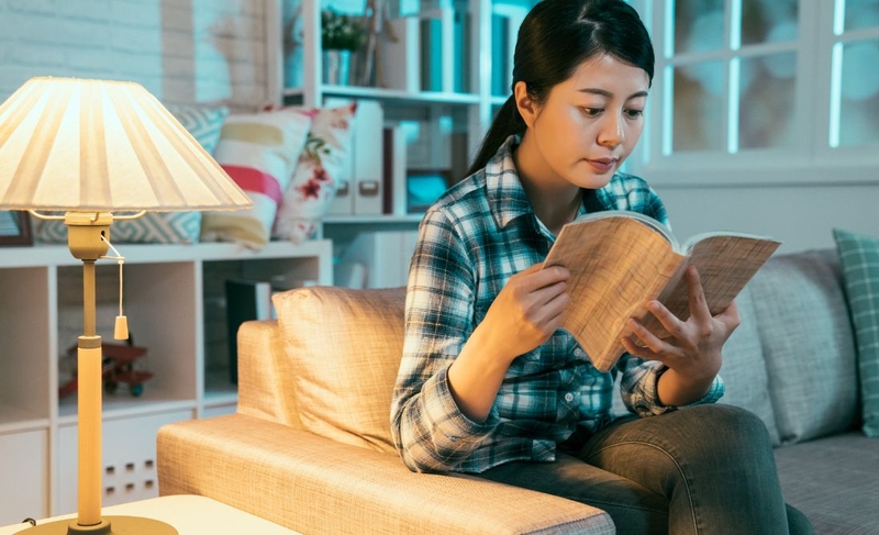 Tại sao đọc sách lâu lại mỏi mắt? Cách đọc sách không lo hại mắt 3