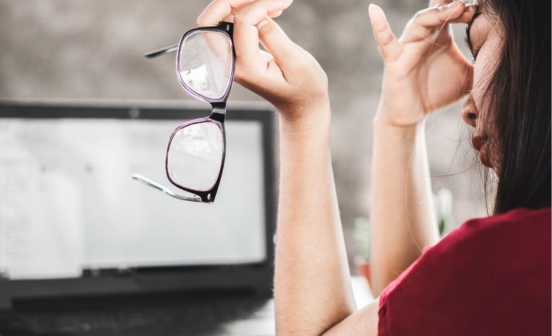 Tại sao đọc sách lâu lại mỏi mắt? Cách đọc sách không lo hại mắt 2