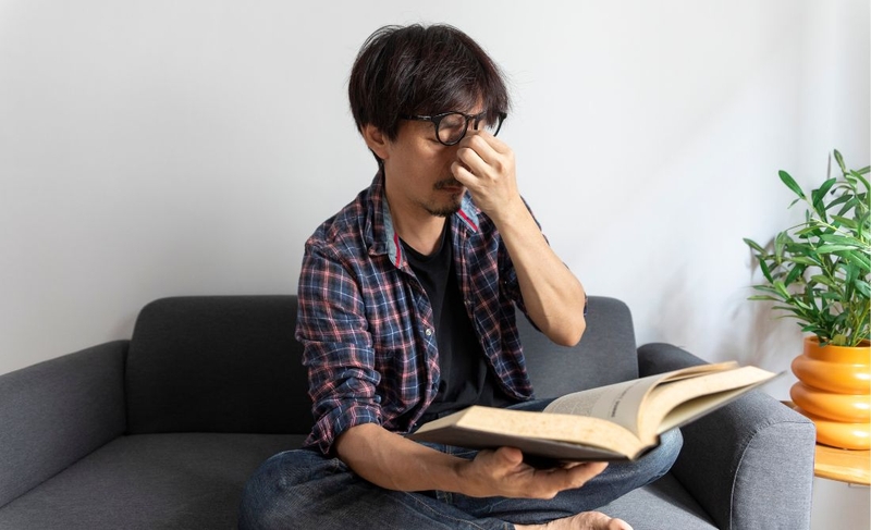 Tại sao đọc sách lâu lại mỏi mắt? Cách đọc sách không lo hại mắt 1