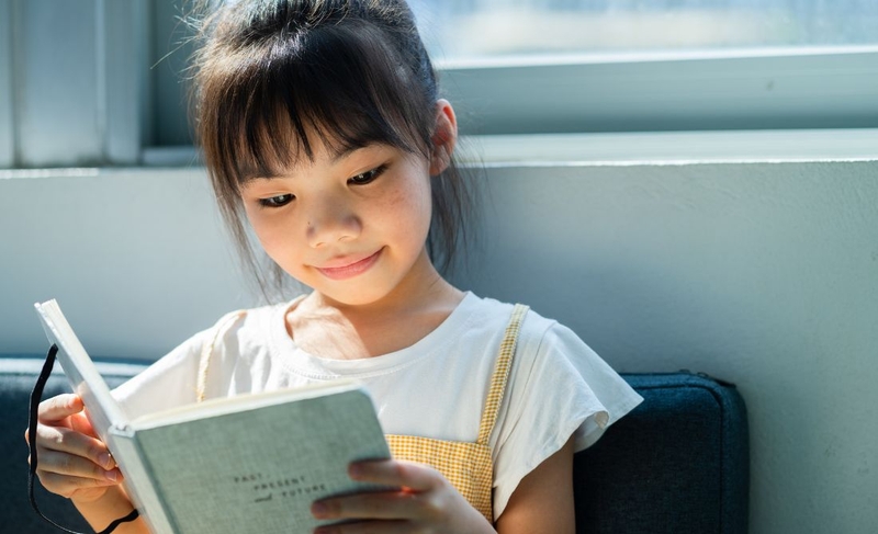 Tại sao đọc sách lâu lại mỏi mắt? Cách đọc sách không lo hại mắt 4