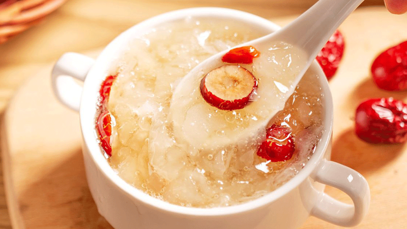 Yến sào thường được hầm hoặc nấu cùng với đường phèn, tạo thành món tráng miệng bổ dưỡng