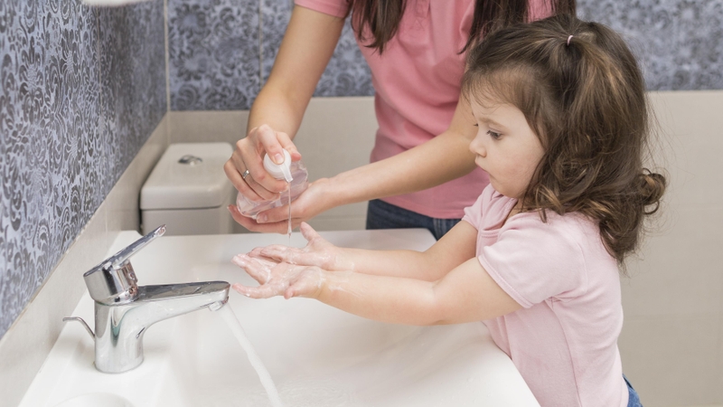 tai-sao-khi-be-doi-sua-bi-tieu-chay 3