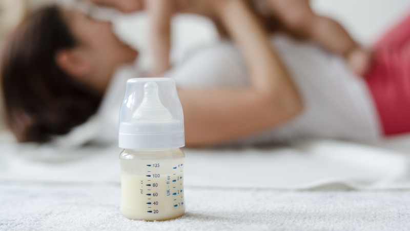 tai-sao-khi-be-doi-sua-bi-tieu-chay 4