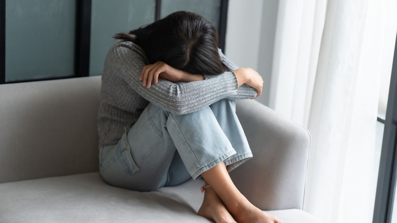 Khi yêu, thay đổi cảm xúc và thói quen sinh hoạt có thể khiến làn da dễ nổi mụn