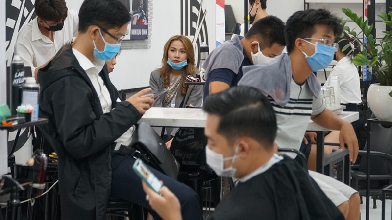 Tại sao không nên làm tóc ở tiệm trong mùa dịch COVID-19?