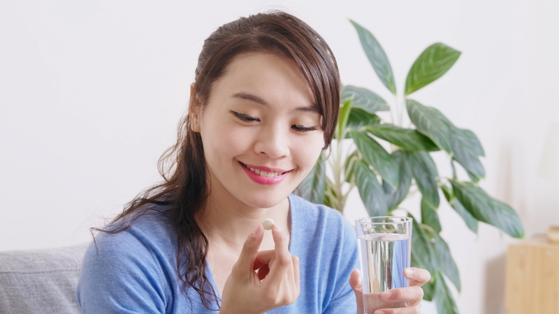 Một số loại thuốc như thuốc điều trị rụng tóc, steroid đồng hóa hoặc thuốc nội tiết có thể khiến lông bụng mọc nhiều hơn bình thường