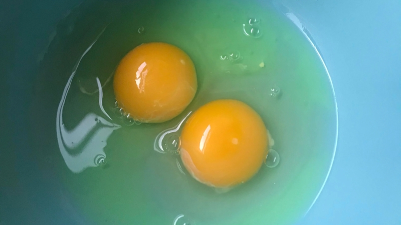 Tại sao lòng trắng trứng có màu xanh? Lòng trắng trứng màu xanh có ăn được không? 4