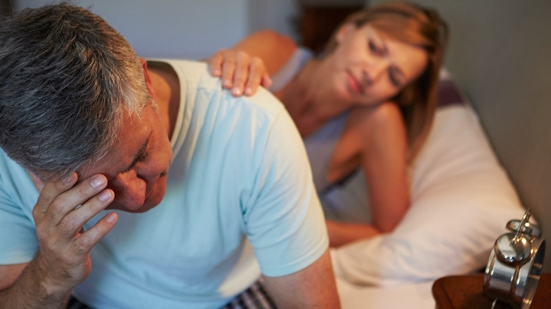 Hạn chế uống cà phê, rượu bia để tránh mất ngủ vào buổi tối