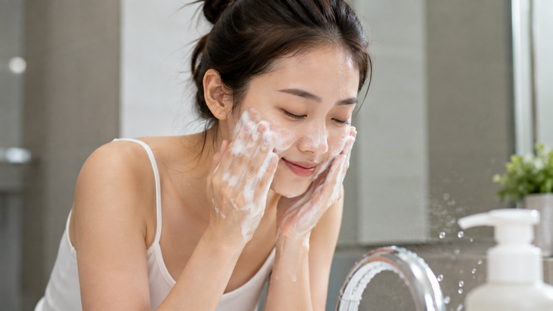 Rửa mặt đúng cách giúp da sạch khỏe và hạn chế bít tắc lỗ chân lông