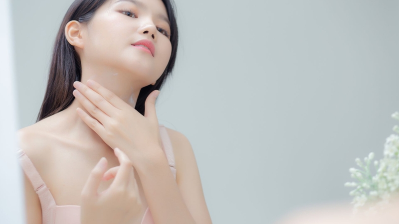 Da vùng cổ có thể mỏng và khô hơn sau tuổi 50