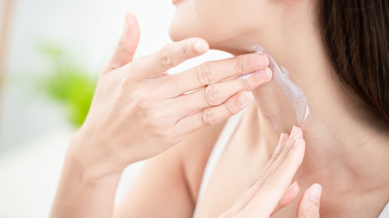 Làm sạch, dưỡng ẩm và chống nắng giúp bảo vệ da cổ