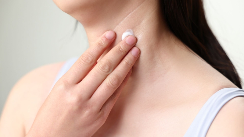 Tránh chà xát mạnh và bỏ quên chống nắng vùng cổ