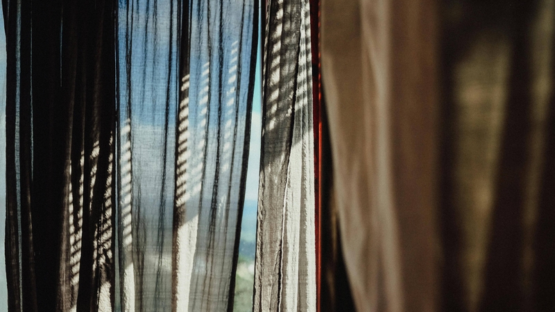 Nên sử dụng rèm cửa dày ánh sáng dịu và đảm bảo không gian ngủ yên tĩnh