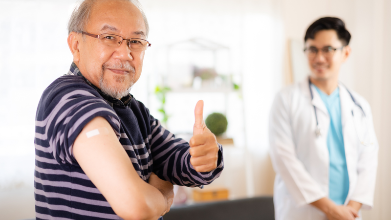 Người lớn tuổi là nhóm dễ mắc virus RSV hơn so với người trẻ do nhiều yếu tố kết hợp