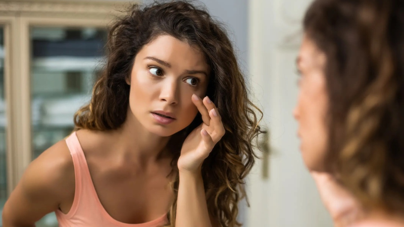 Tại sao ở trong nhà không ra nắng mà da vẫn bị đen sạm? 3