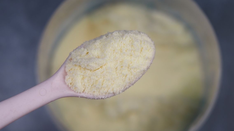 Pha sữa đúng cách giúp bột sữa hòa tan đều, sữa sánh mịn