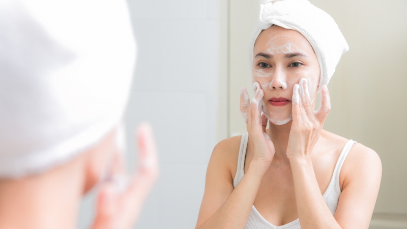 Tại sao sáng ngủ dậy mặt nhiều dầu​? Nguyên nhân và cách khắc phục hiệu quả 3