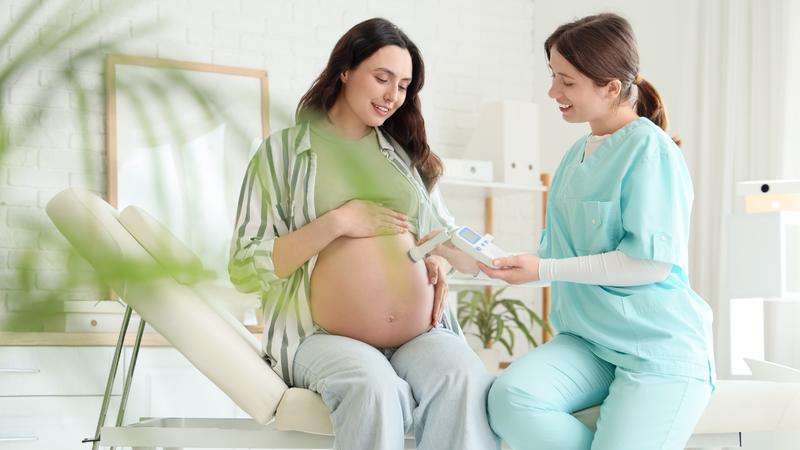 Chỉ thông qua khám thai và siêu âm, mới có thể đánh giá chính xác tình trạng vì sao thai nhi chỉ đạp bên phải