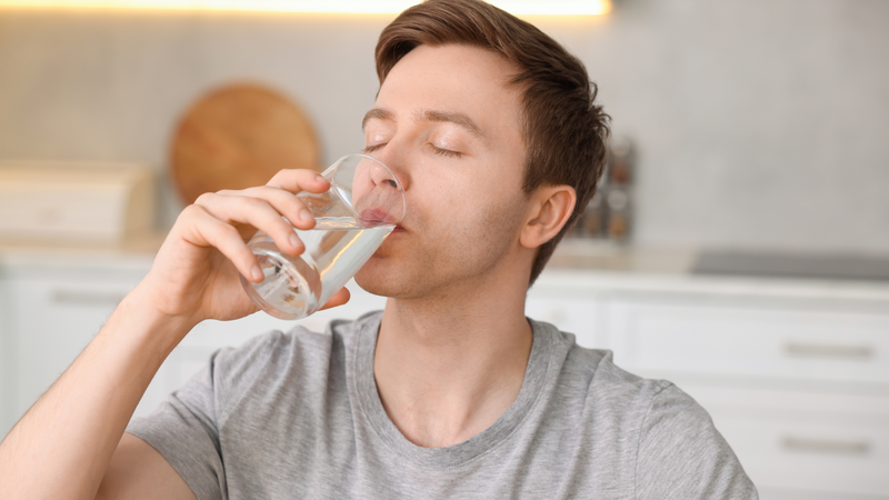 Hãy duy trì đủ nước mỗi ngày, không đợi khát mới uống và tăng lượng nước khi ra nhiều mồ hôi