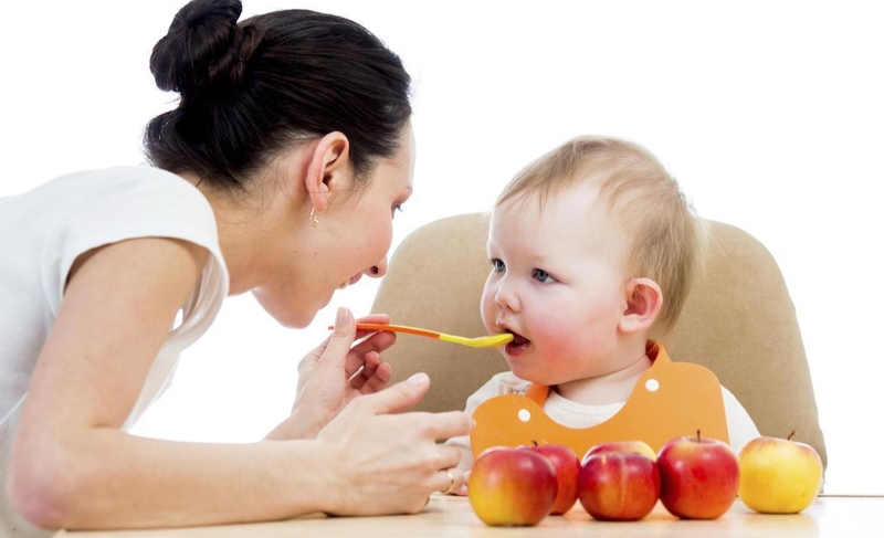 Trẻ bị tay chân miệng hay giật mình có nguy hiểm không? 4