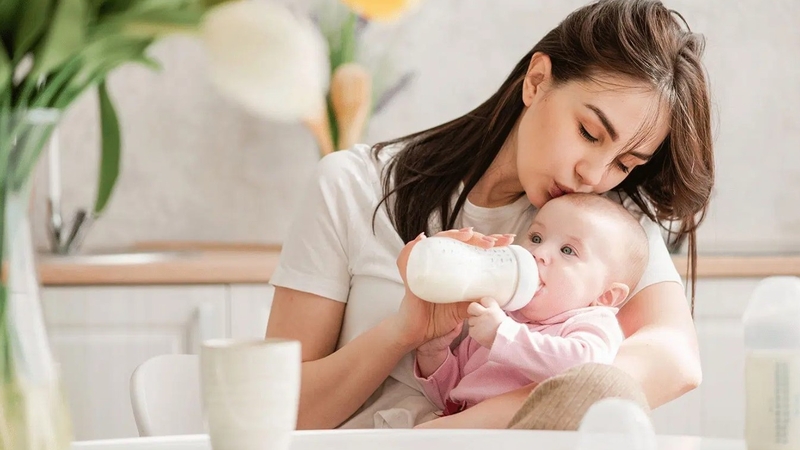 Tại sao trẻ đang bú bình lại bỏ? Cách giúp bé bú bình lại bình thường 1