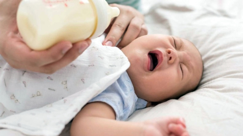 Tại sao trẻ đang bú bình lại bỏ? Cách giúp bé bú bình lại bình thường 2