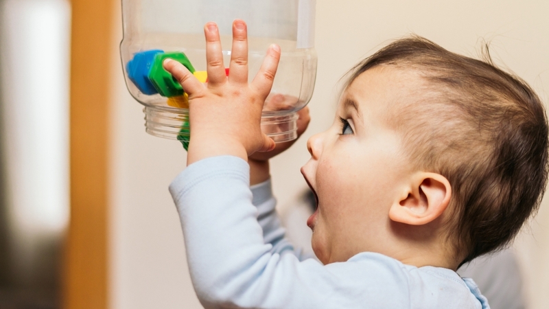 Tại sao trẻ hay ném đồ vật và giải pháp xử lý hiệu quả dành cho cha mẹ 1