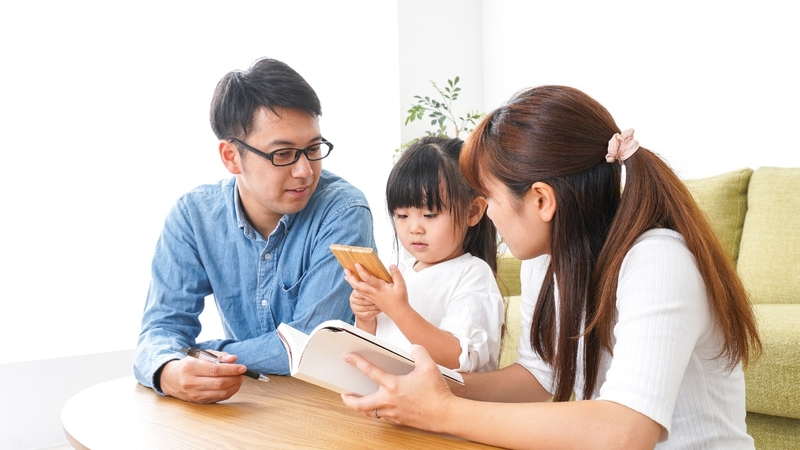 Tại sao trẻ hay ném đồ vật và giải pháp xử lý hiệu quả dành cho cha mẹ 2