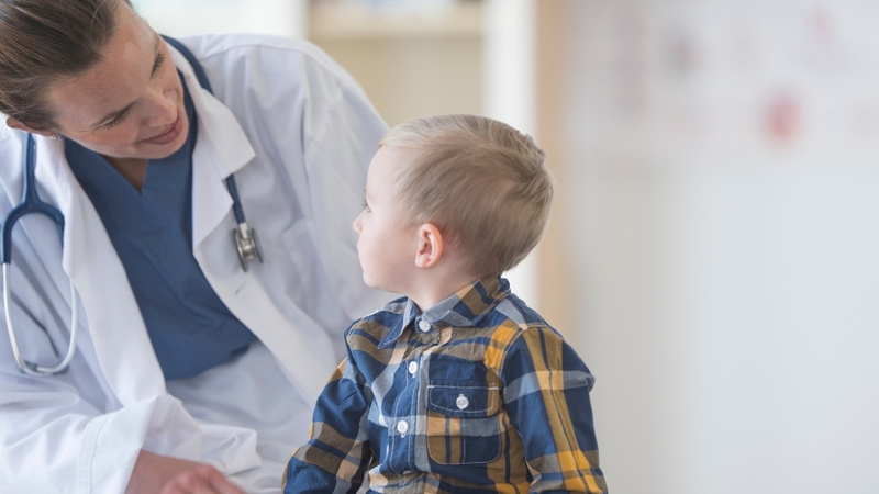 Tại sao trẻ hay ném đồ vật và giải pháp xử lý hiệu quả dành cho cha mẹ 3