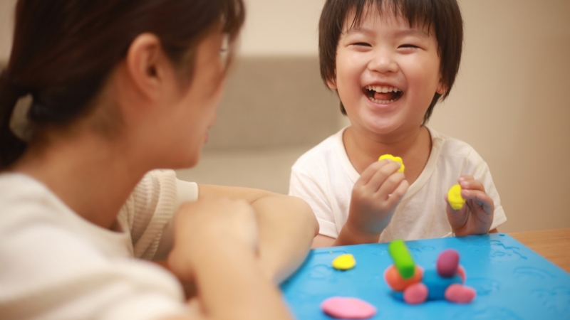 Tại sao trẻ hay ném đồ vật và giải pháp xử lý hiệu quả dành cho cha mẹ 4