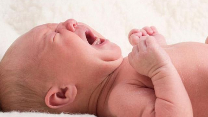 Tại sao trẻ sơ sinh ngủ hay rặn è è?1