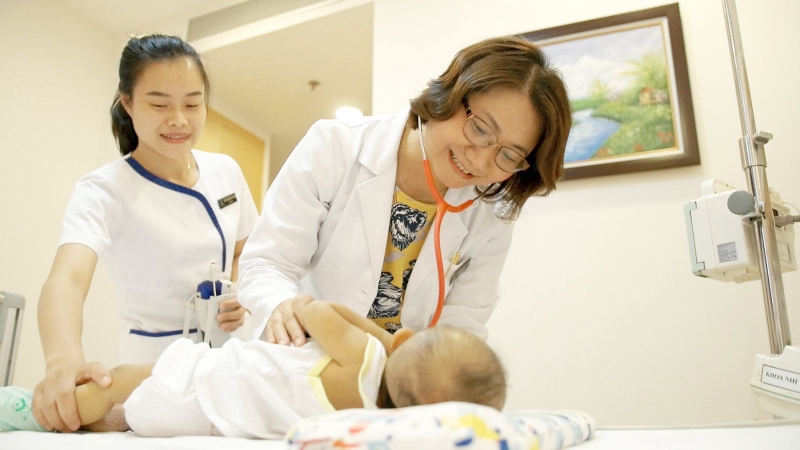 Tại sao trẻ sơ sinh ngủ hay rặn è è?2