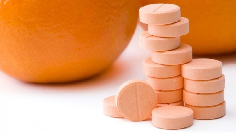 Khi thấy da nổi mụn, nên ngưng uống vitamin C một thời gian