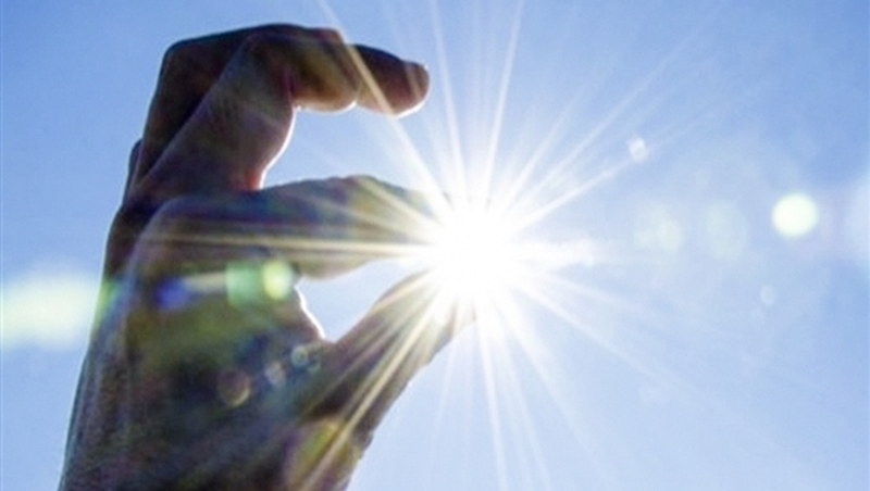 Tiếp xúc quá nhiều với ánh sáng mặt trời là một trong những nguyên nhân gây nếp nhăn vùng mắt khi cười