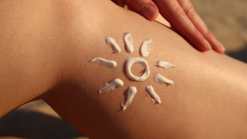 Thoa kem chống nắng phổ rộng để bảo vệ làn da trước ánh nắng