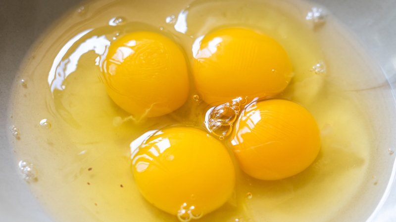 Tắm bằng trứng gà có tốt không? Sự thật và những lưu ý cần biết 2