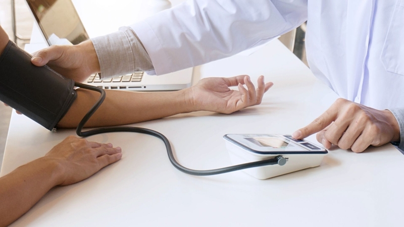 Huyết áp động mạch giảm xảy ra khi áp lực trong khoang màng ngoài tim tăng
