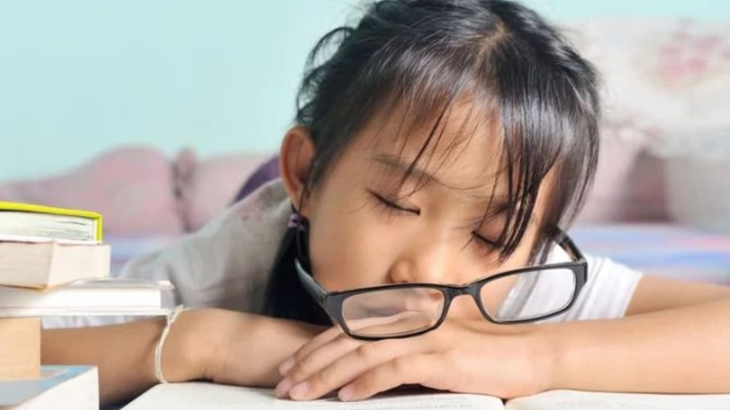 Áp lực học tập là một trong những yếu tố ảnh hưởng đến tâm lý trẻ lên 10