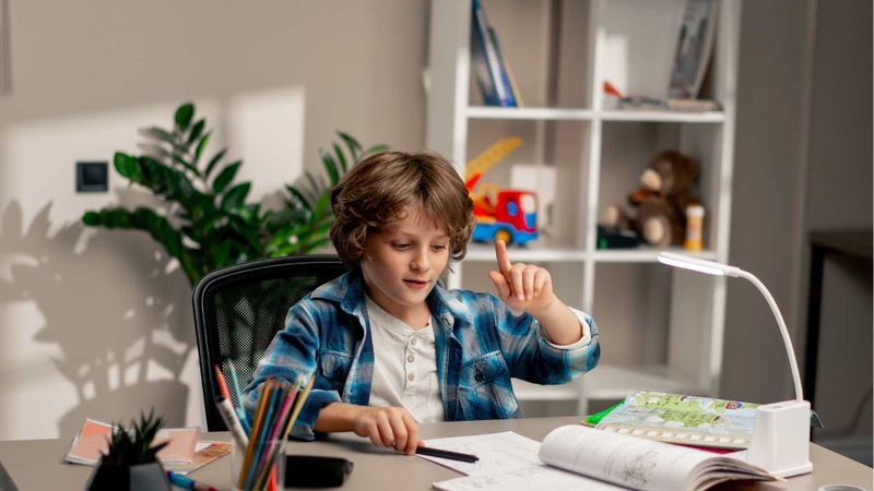 Ở tuổi lên 9, trẻ bắt đầu phát triển tư duy logic và khả năng suy luận rõ ràng hơn