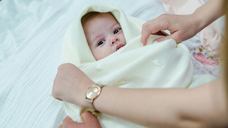 Để cơ thể tổng hợp vitamin D, ánh nắng phải chiếu trực tiếp lên da, vì vậy không nên tắm nắng qua cửa kính hoặc mặc quá nhiều quần áo