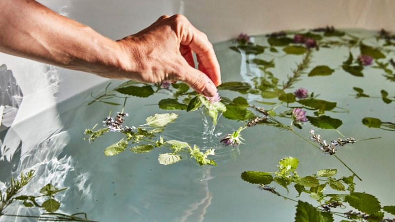 Tắm rượu đúng cách giúp giảm mệt mỏi, tăng cảm giác thư giãn